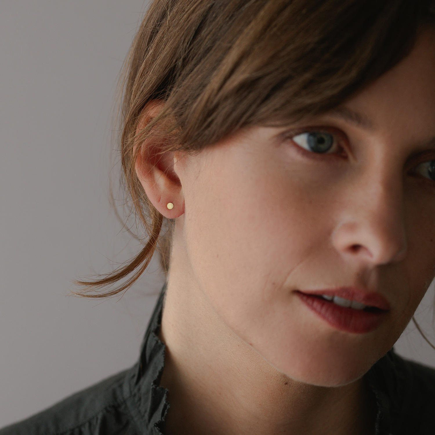 Sia Taylor DE9 Y Gold Dot Stud 2