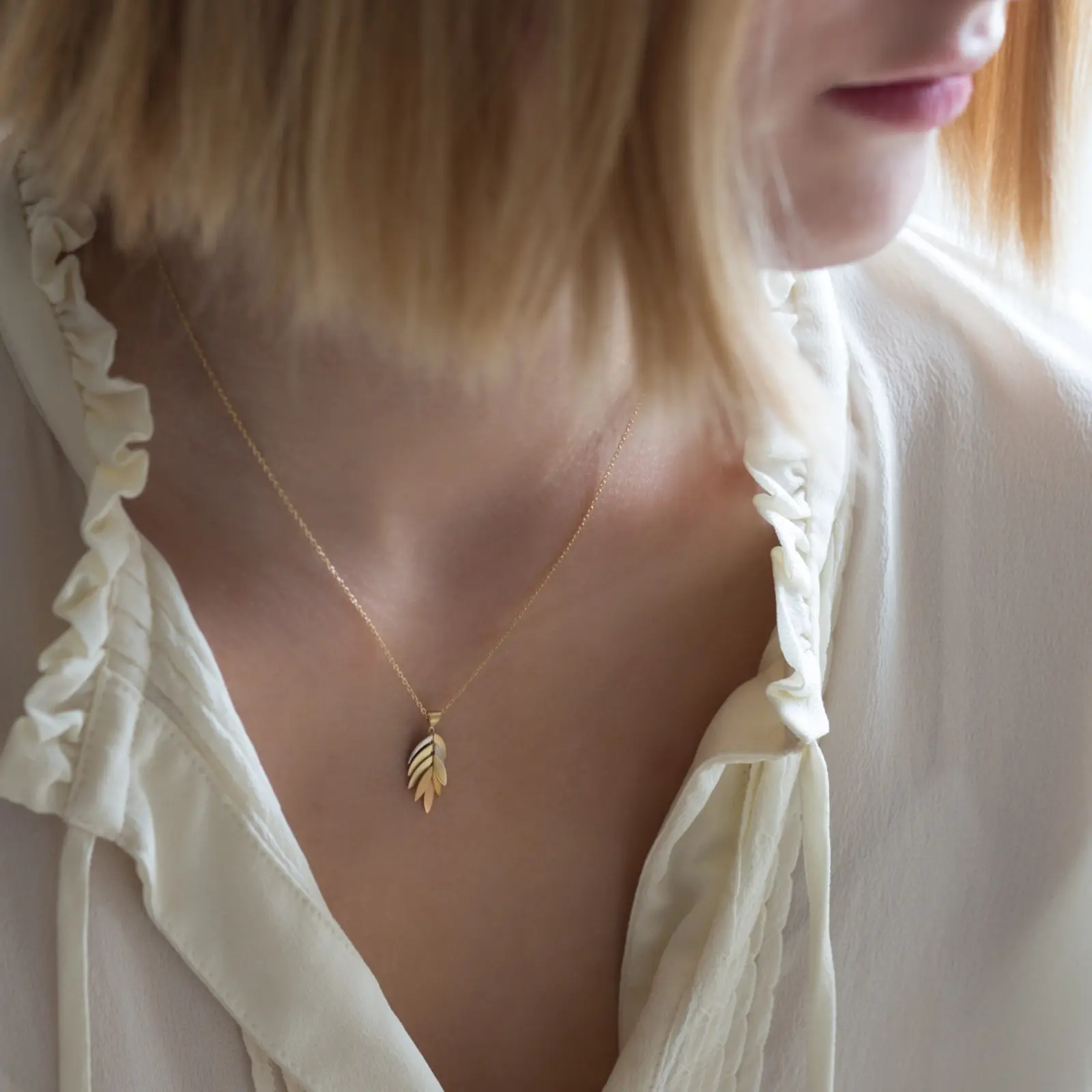 Sia Taylor KLN3 RAIN Rainbow Falling Leaf Pendant M