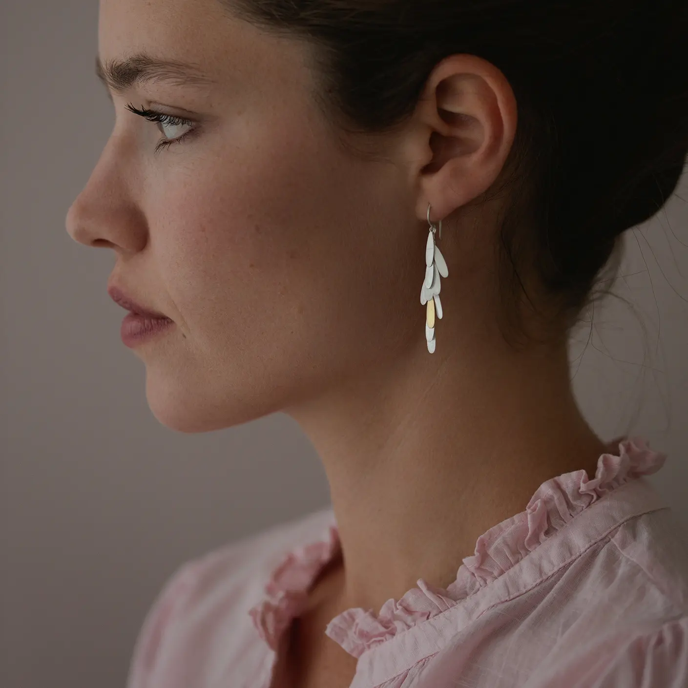 Sia Taylor ME14 SG Silver Long Daisy Earring 2