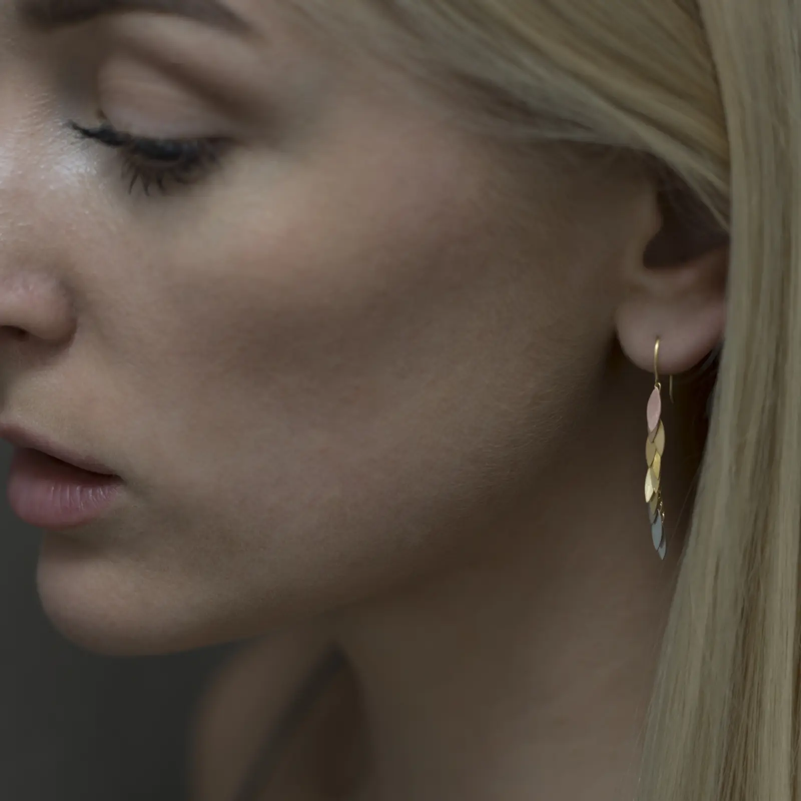 Sia Taylor KE36 RAIN Rainbow Leaf Earring M