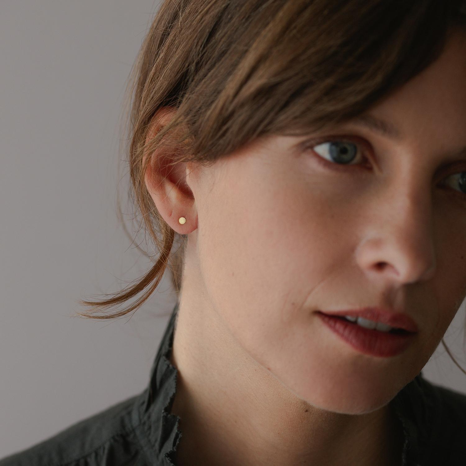 Sia Taylor DE9 Y Gold Dot Stud 2