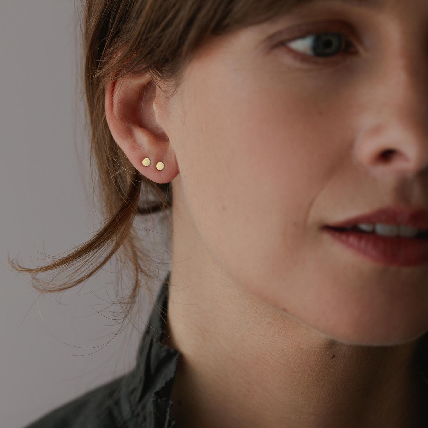 Sia Taylor DE9 Y Gold Dot Stud 3