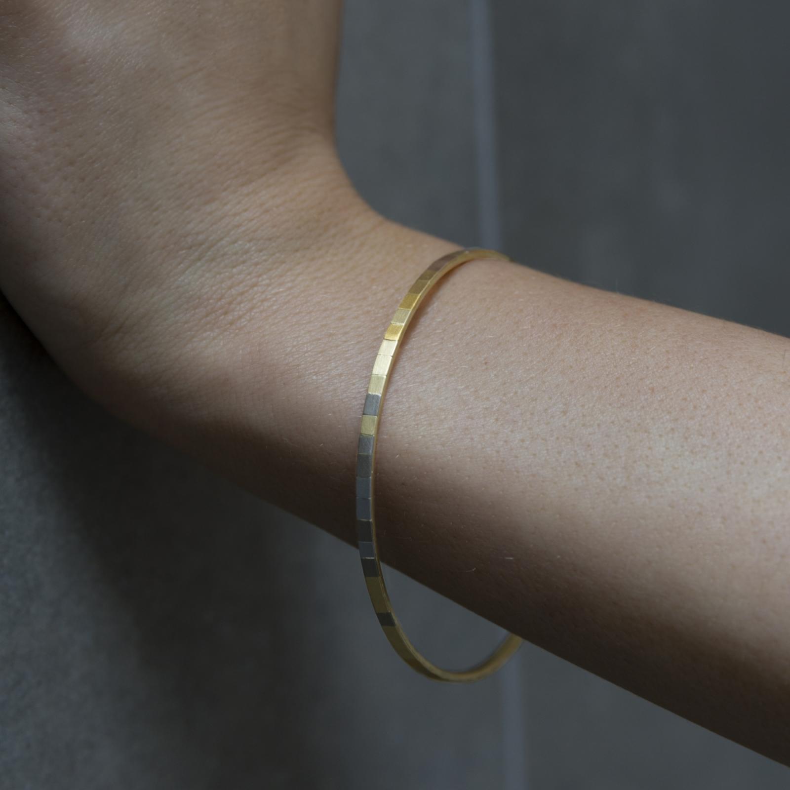 Sia Taylor KB2 RAIN Rainbow Gold Faceted Horizon Bangle M