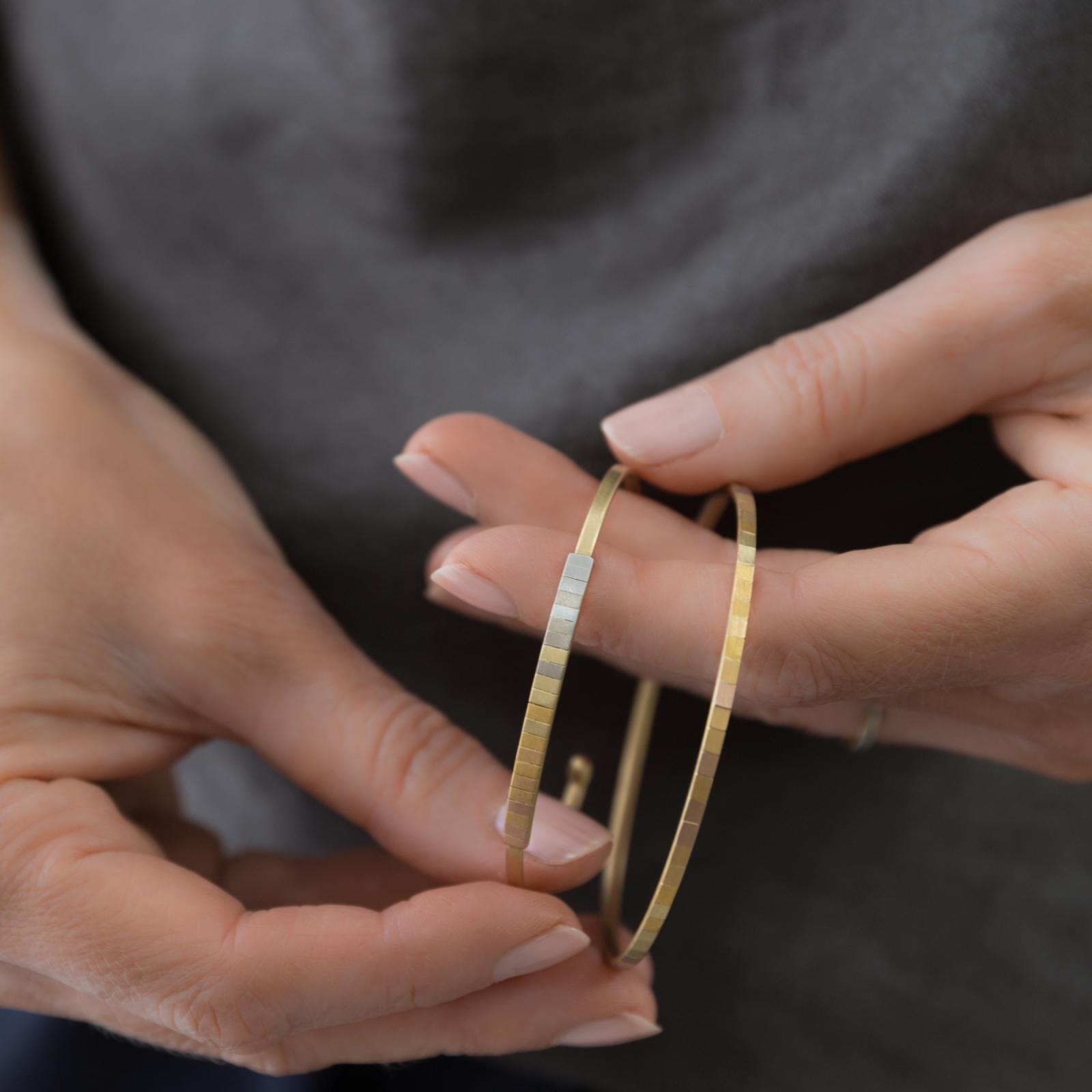 Sia Taylor KB2 RAIN Rainbow Gold Faceted Horizon Bangle M2