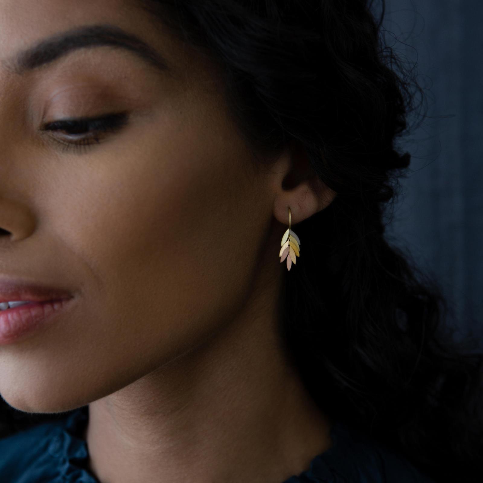 Sia Taylor KE23 RAIN Small Rainbow Leaf Earring M