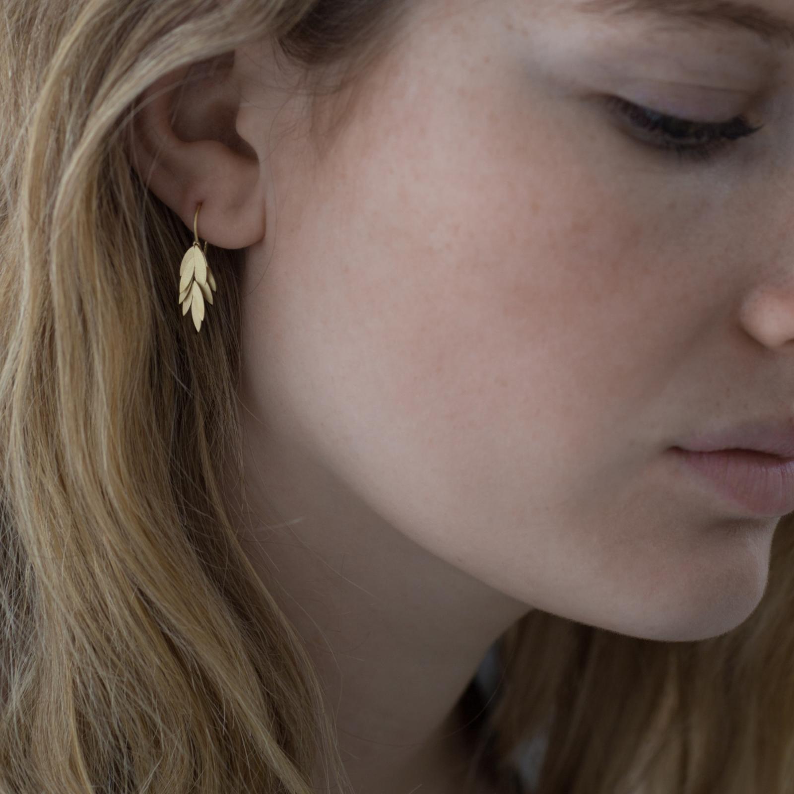 Sia Taylor KE23 Y Small Golden Leaf Earring M2