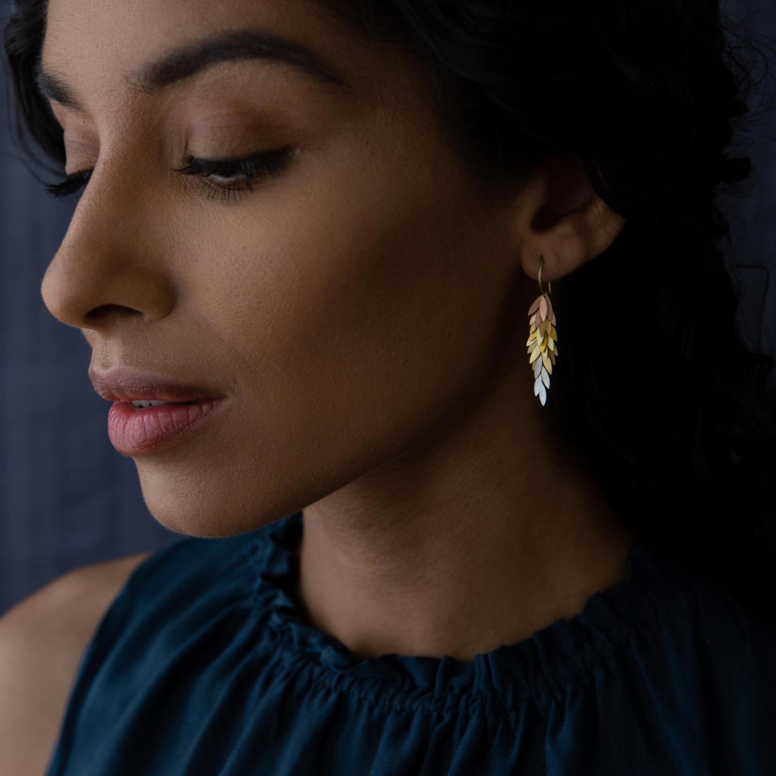 Sia Taylor KE24 RAIN Rainbow Leaf Earring M