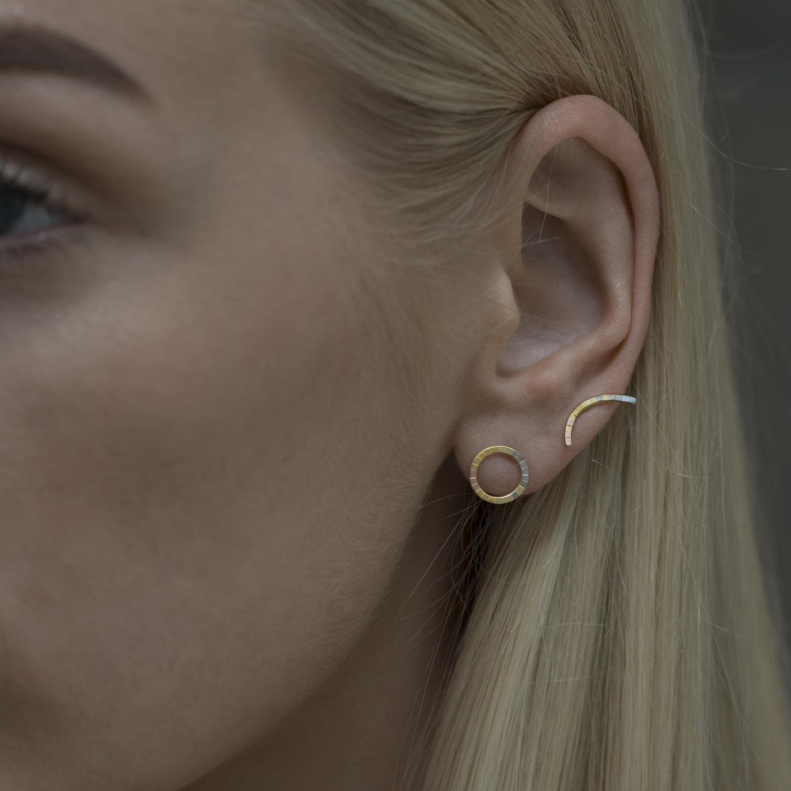 Sia Taylor KE28 RAIN Tiny Rainbow Gold Halo Stud M