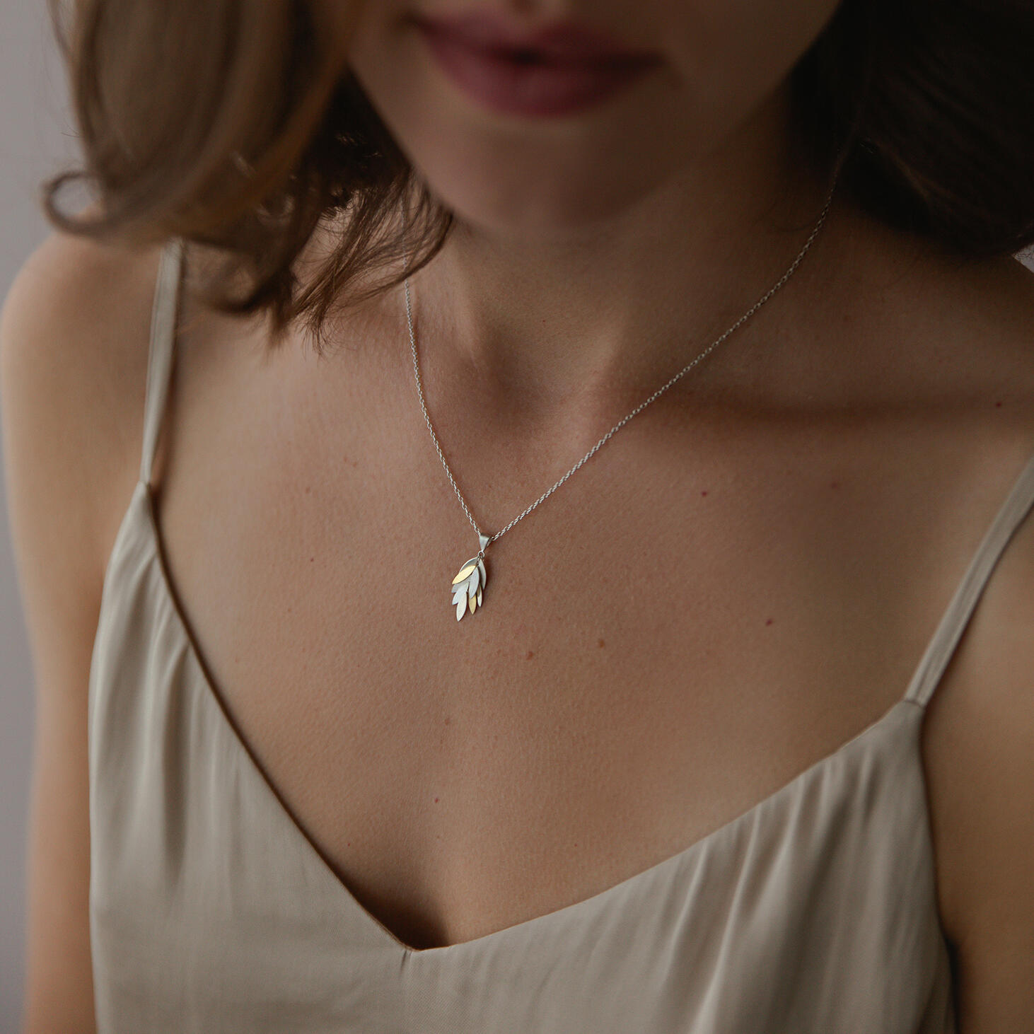 Sia Taylor KLN3 SG Silver Falling Leaf Pendant 2