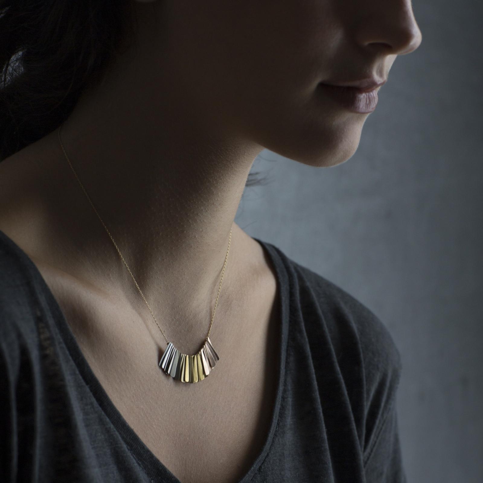 Sia Taylor KN4 Y Rainbow Golds Ray Necklace M