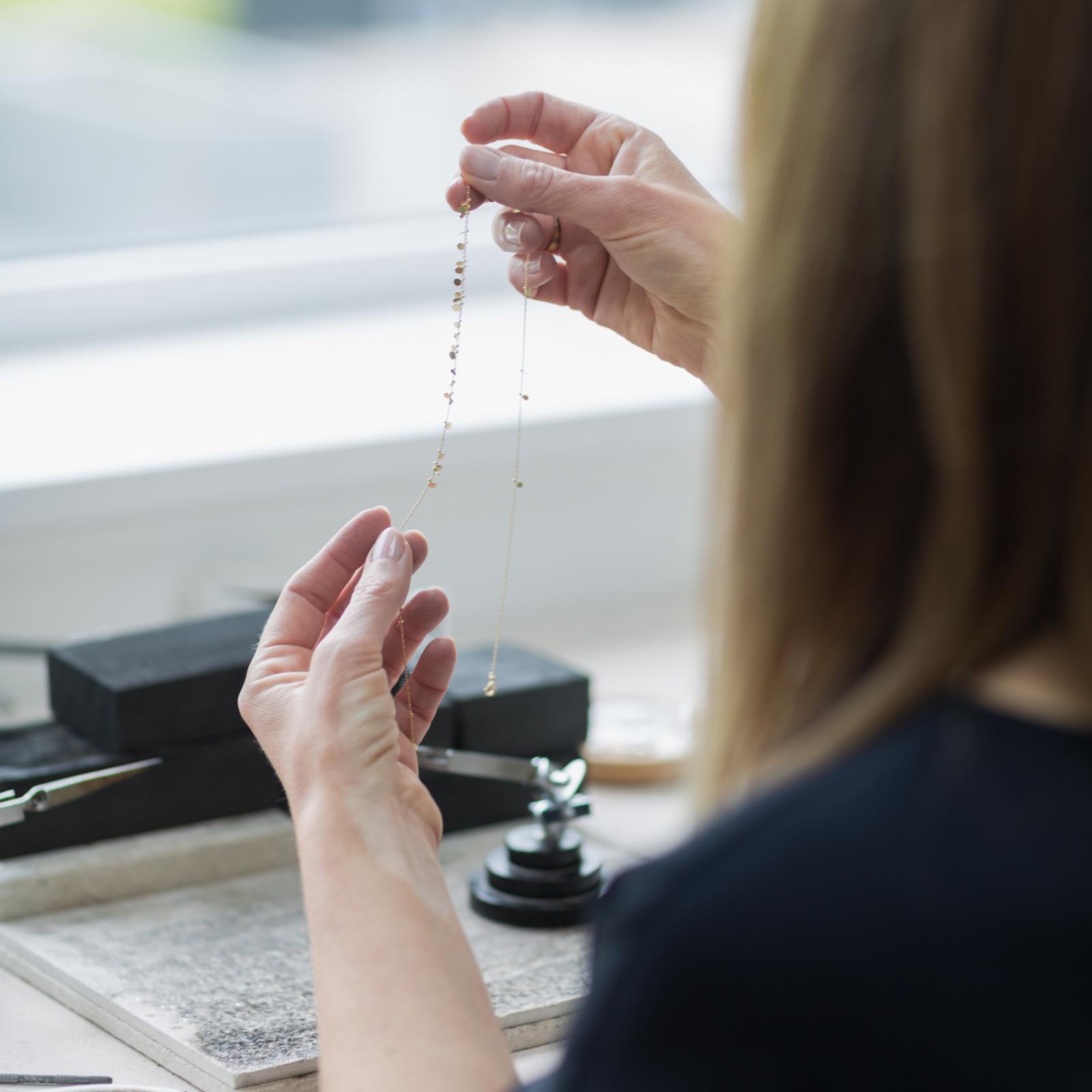 Sia Taylor Hands May2021 3 High Res