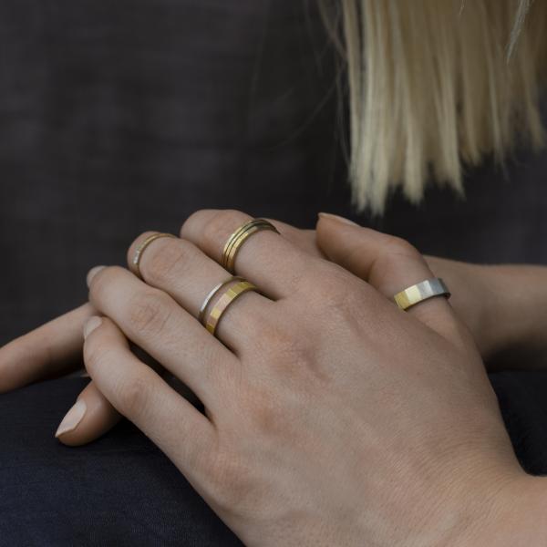 Sia Taylor KR10 ARAIN Rainbow Gold Faceted Band M