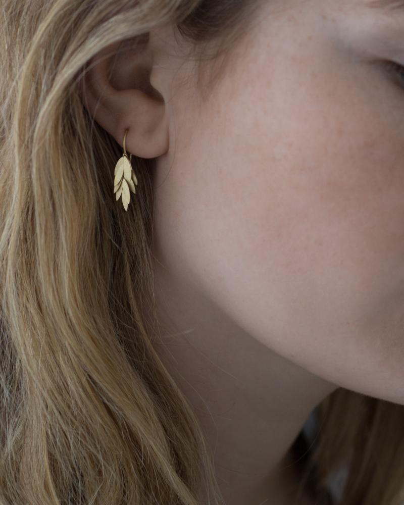 Sia Taylor KE23 Y Small Golden Leaf Earring M2